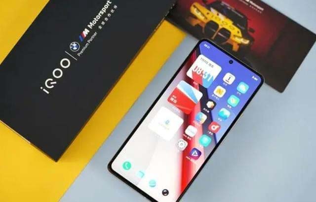 荣耀Magic5和iQOO11哪款值得买 荣耀Magic5和iQOO11对比评测(荣耀magic5和iqoo11哪个信号好)  第2张