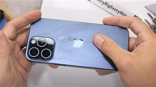 iPhone 15 Pro Max徒手掰弯暴力测试：后盖几秒就碎  第1张