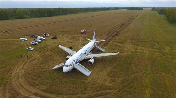 俄罗斯空客A320迫降新西伯利亚后续：等待降温、拟原地起飞