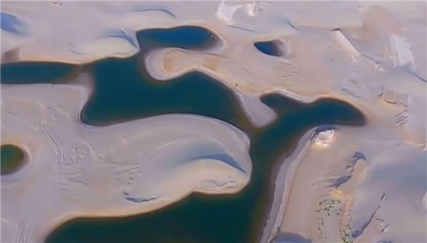 新疆沙漠湖泊宛如宝石散落一地 要变绿洲了吗？