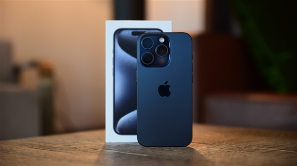 宋紫薇深度体验iPhone 15 Pro系列：这么贵的东西做出来塑料感极强