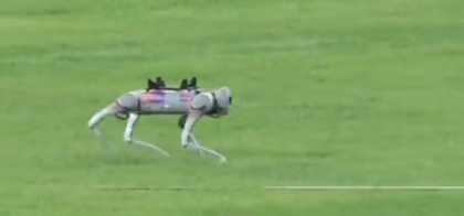 世界首次！杭州亚运会惊现机械狗 在赛场来回搬运铁饼  第1张