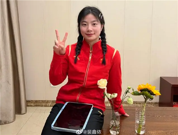 18岁中国举重女队员流泪回应颜值走红：我长得再好看没实力也没用  第1张