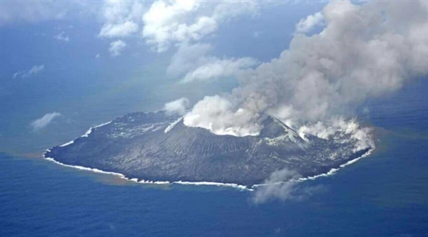 日本一火山喷发：灰色烟柱高达1500米  第1张