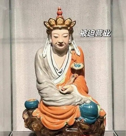 博物馆网红“无语菩萨”国庆节被游客围观 网友：被迫营业  第2张