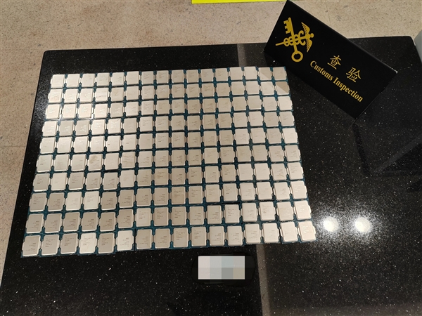 男子脚踩160个CPU进境 因走路姿势异常被查获  第1张