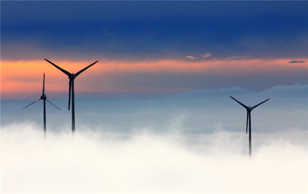 全球陆上单体最大风电项目首批风机吊装完成：一年发电180亿度