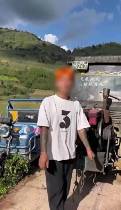 男子无证驾驶拖拉机漂移炫技：拖拉机被扣 罚款800元