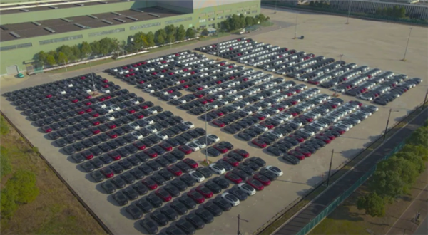 国产扛起半边天！千辆特斯拉新Model 3现身港口：预计出口欧洲市场  第1张