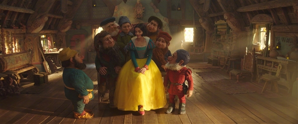 《白雪公主》真人电影首曝剧照：女主和七个小矮人亮相