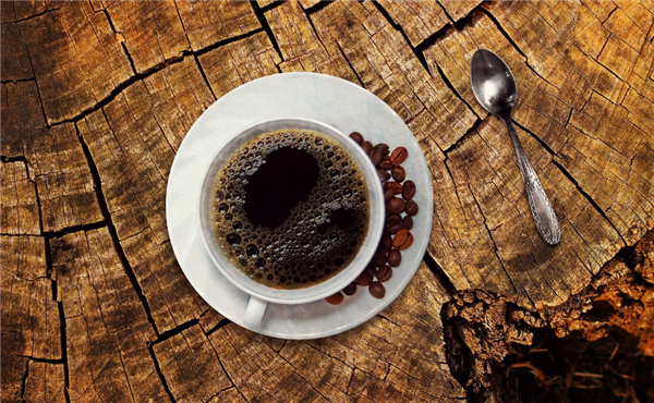 30岁女子1天5杯咖啡喝成“脆骨人” 医生：咖啡因可导致脱钙