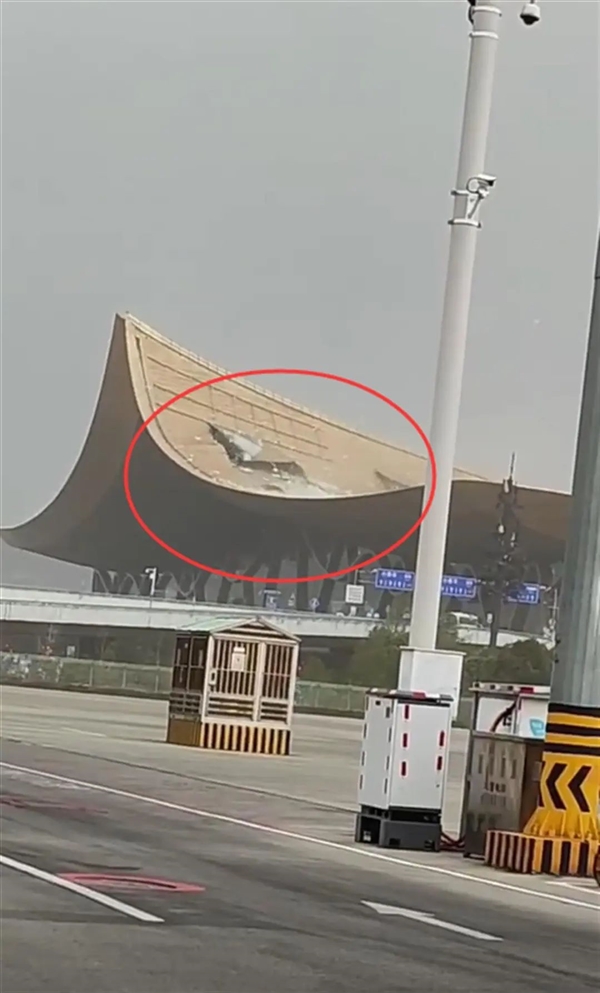 昆明机场遭遇大风 航站楼顶碎片乱飞：官方回应  第1张