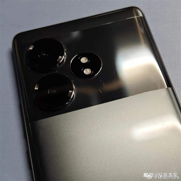 真我GT Neo6 SE真机照泄漏：全球首发6000尼特无双屏  第1张
