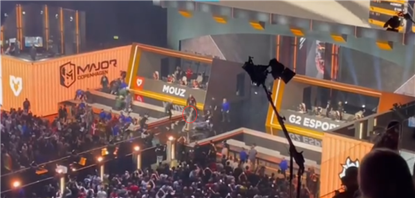 《CS2》比赛中观众冲上舞台与安保人员纠缠 结果撞碎奖杯