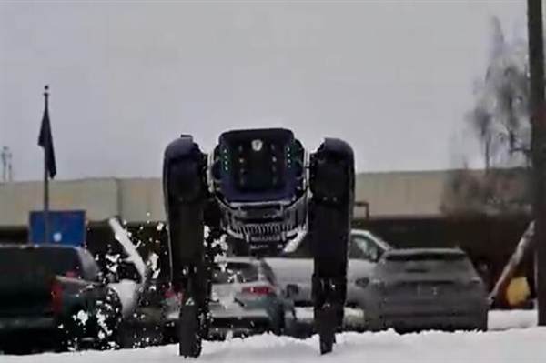 阿拉斯加机场启用伪装机器人：可模仿土狼动作 用于驱赶鸟类  第1张