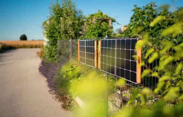 光伏业产能过剩有多严重 欧洲人把太阳能板当花园栅栏  第1张