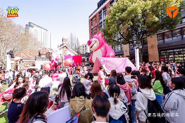 惊艳时装周  hold住草莓熊！雅迪将时尚出行气质带入一个新境界！ 第2张