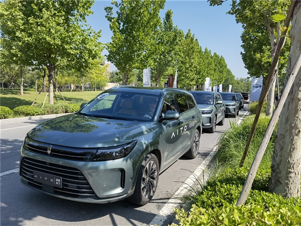 别都看小米SU7!余承东:问界M9成50万元高端车的第一 第2张 别都看小米SU7!余承东:问界M9成50万元高端车的第一 第2张