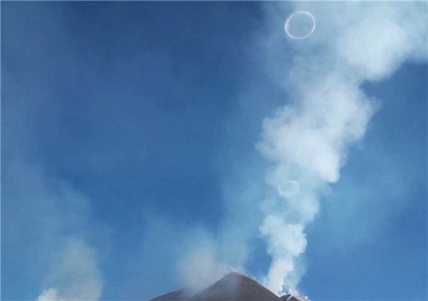 罕见！意大利会吐“烟圈”的火山引热议：实为“涡环”现象  第3张