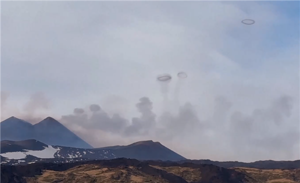罕见！意大利会吐“烟圈”的火山引热议：实为“涡环”现象  第1张
