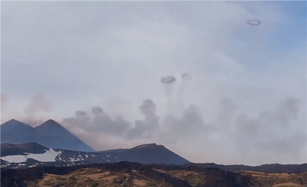 罕见！意大利会吐“烟圈”的火山引热议：实为“涡环”现象