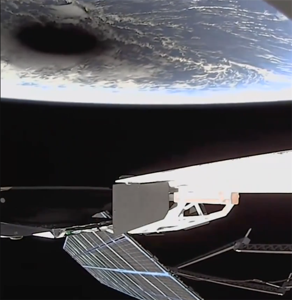 震撼！马斯克发布日全食的卫星视角：地球上惊现一个黑洞  第1张