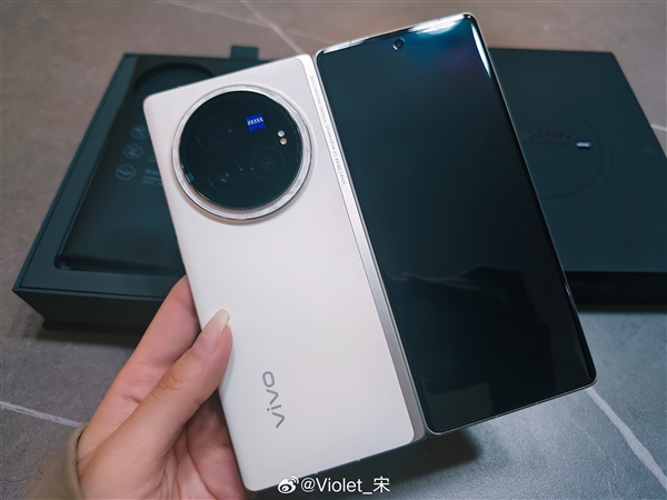 宋紫薇开箱vivo X Fold3 Pro：被惊艳了一下  第2张