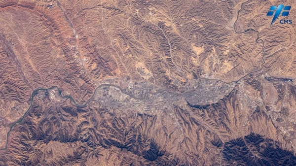 神舟十七号航天员乘组拍摄地球超绝美图发布：山脉如巨龙蜿蜒  第7张