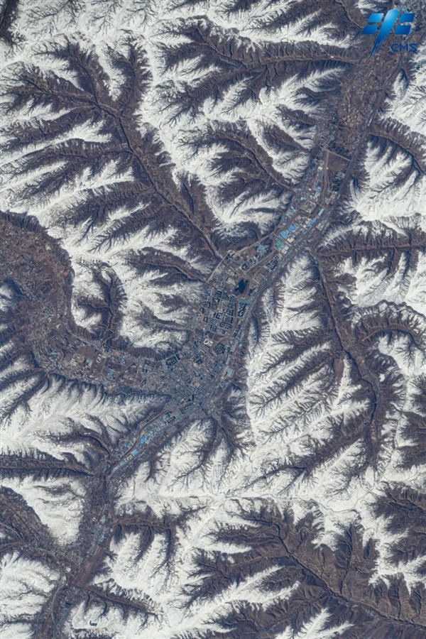 神舟十七号航天员乘组拍摄地球超绝美图发布：山脉如巨龙蜿蜒  第9张