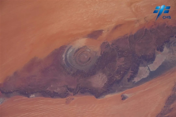 神舟十七号航天员乘组拍摄地球超绝美图发布：山脉如巨龙蜿蜒  第11张