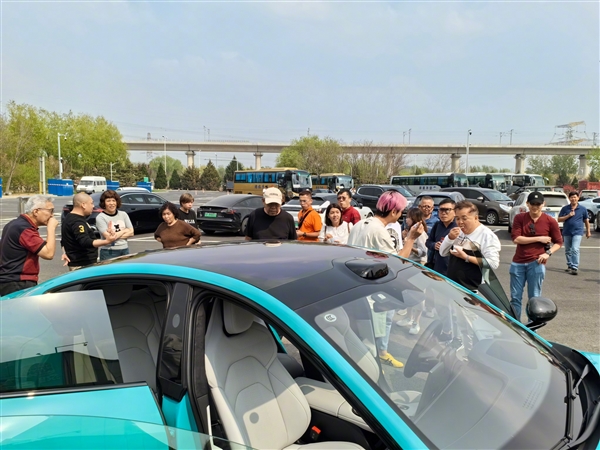 小米SU7被老外围观：羡慕中国全是电动车 惊叹中国之繁华  第1张