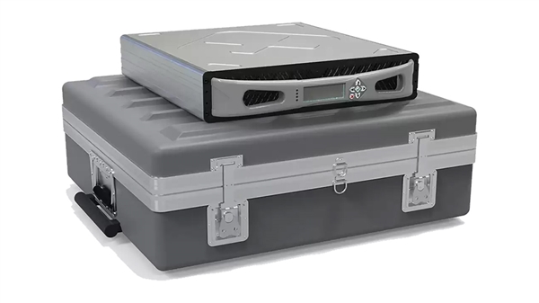 西数发了一个“手提箱” 能装368TB SSD！自带1300W电源  第1张