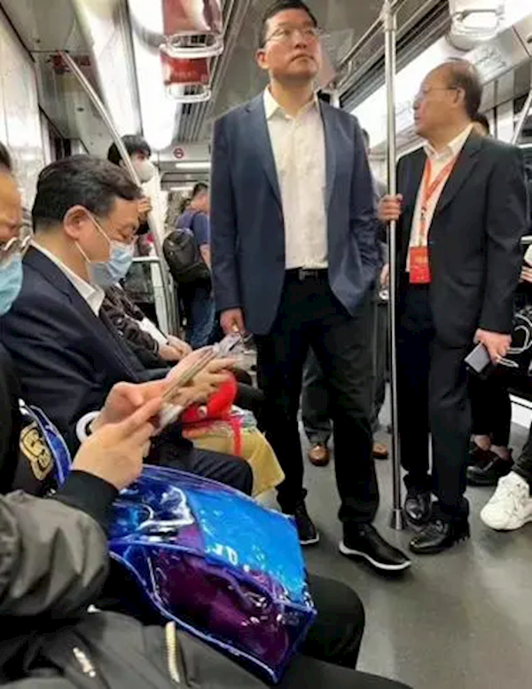 王传福坐地铁参加北京车展引热议 网友：这身价挤地铁 够接地气  第2张