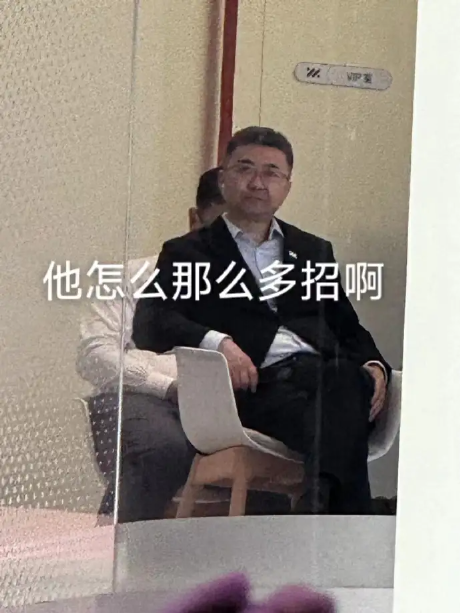 两个中年男人“秒杀”一万个车模  第2张