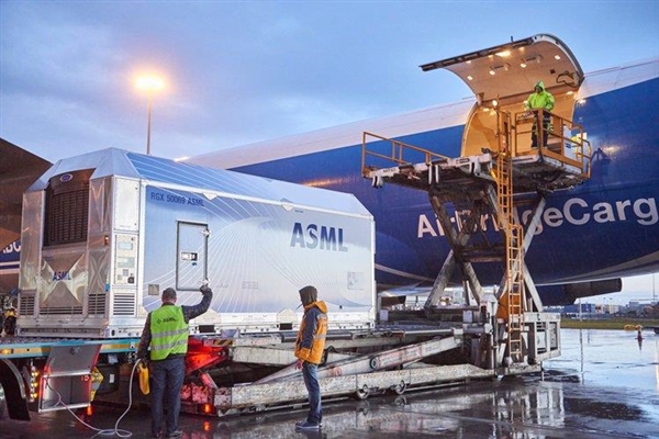 美国计划落空：光刻机巨头ASML不走了 仍然留在荷兰  第1张