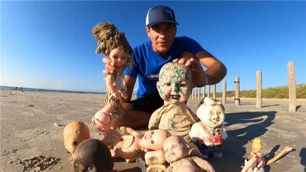 30个阴森娃娃、8个穿鞋断脚：美国海滩为啥这么多诡异东西  第4张