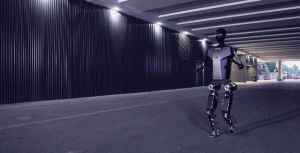 全球首个！我国发布人形机器人“天工”：可拟人奔跑 6公里/小时  第2张