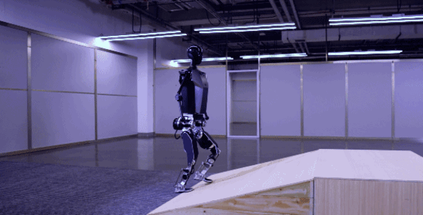 全球首个！我国发布人形机器人“天工”：可拟人奔跑 6公里/小时  第3张