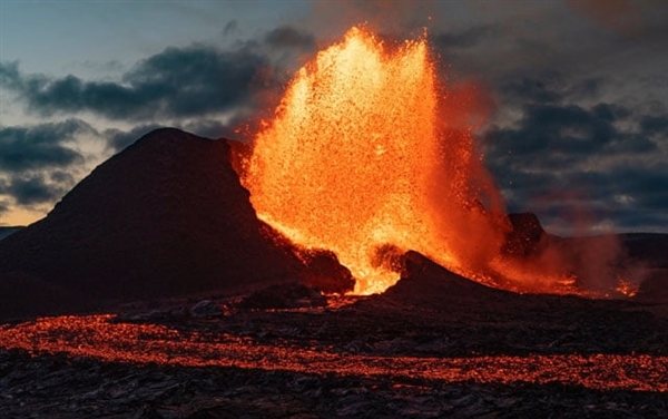 南极洲埃里伯斯火山持续喷金 每天喷出4.6万元黄金