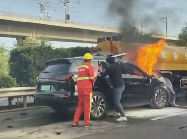 问界M7追尾起火3人遇难 问界客服回应：已成立专项小组跟进核实  第1张