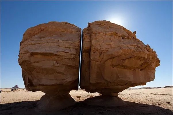 4000年前的沙特巨石被精准地切割成两半：成因至今是个谜  第2张