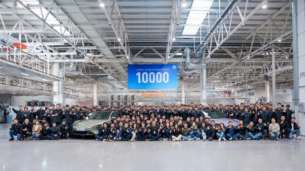 发布后32天！雷军宣布：小米SU7量产的第10000辆整车正式下线  第2张