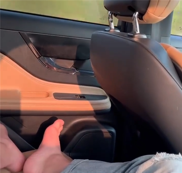 林肯驾驶员躺后排睡觉 方向盘挂离手神器自动驾驶  第2张
