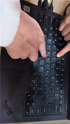 一群人半天找不到ThinkPad开机键 对着小红点、指纹一顿乱按  第1张