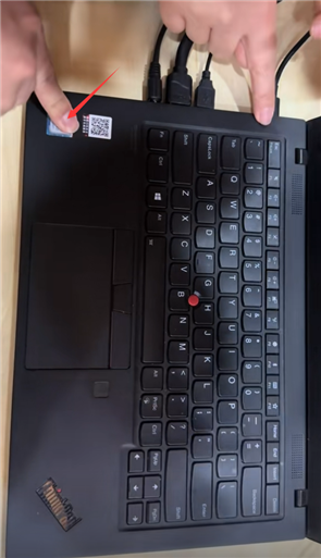 一群人半天找不到ThinkPad开机键 对着小红点、指纹一顿乱按  第2张