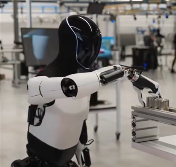 特斯拉人形机器人进厂打工安电池 手指灵活性堪比人类  第1张