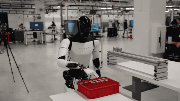 特斯拉机器人进厂打工分拣4680电池！英伟达科学家盛赞手指灵活度  第1张