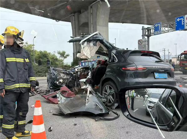 宁波一保时捷卡宴发生严重车祸 官方通报：驾驶员抢救无效死亡