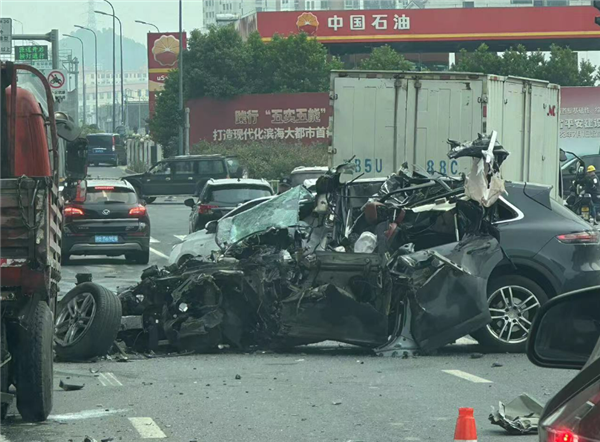 宁波一保时捷卡宴发生严重车祸 官方通报：驾驶员抢救无效死亡  第4张
