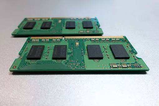 SSD硬盘究竟能否替代内存？三大维度揭秘